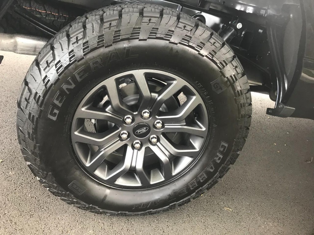 Ford F-150 Vehicle Full-screen Gallery Image 16