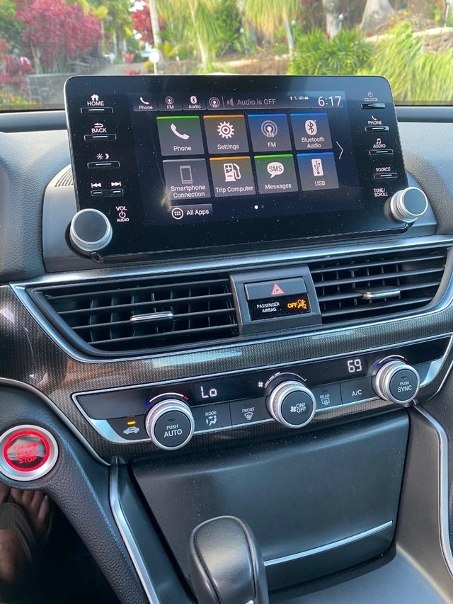 Honda Accord Sedan Vehicle Full-screen Gallery Image 9