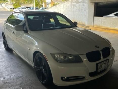 BMW 3 Series Vehicle Full-screen Gallery Image 2