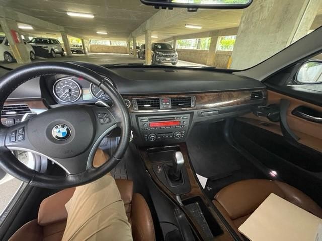 BMW 3 Series Vehicle Full-screen Gallery Image 4