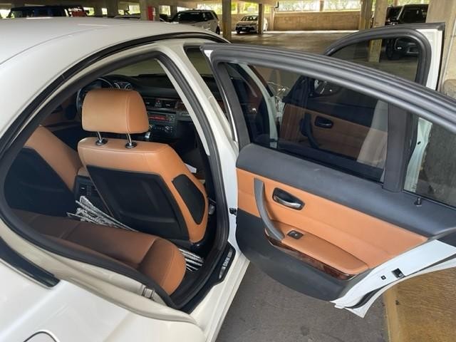 BMW 3 Series Vehicle Full-screen Gallery Image 5