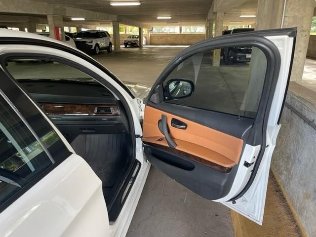 BMW 3 Series Vehicle Full-screen Gallery Image 7