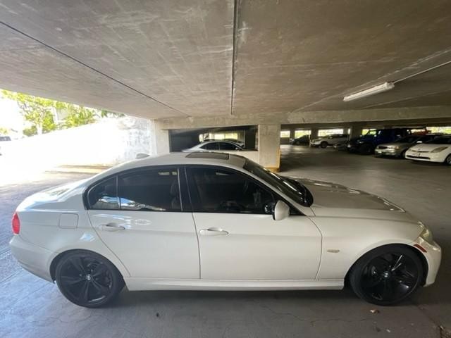 BMW 3 Series Vehicle Full-screen Gallery Image 8