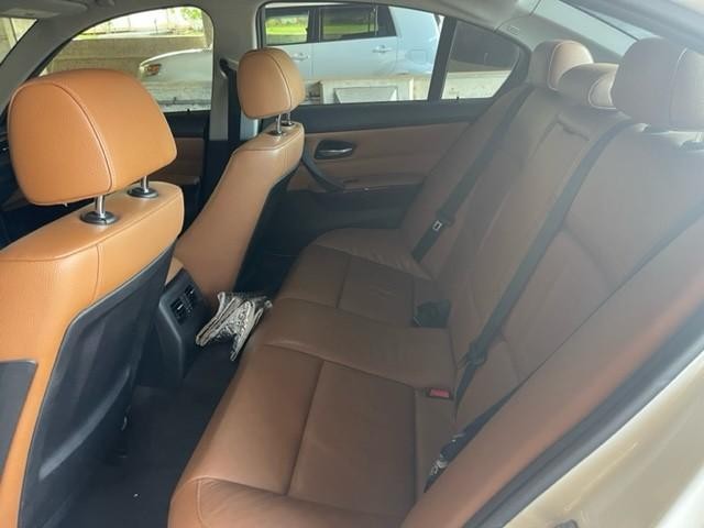 BMW 3 Series Vehicle Full-screen Gallery Image 9