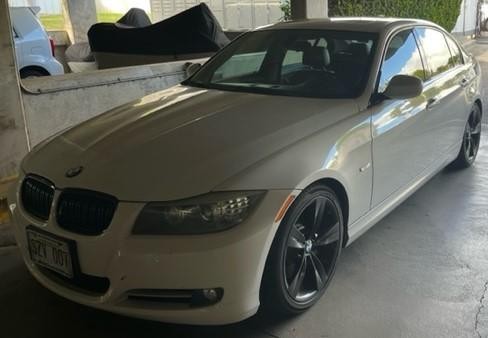 BMW 3 Series Vehicle Full-screen Gallery Image 13