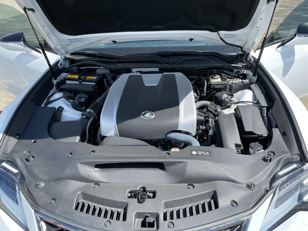 Lexus RC Vehicle Full-screen Gallery Image 8