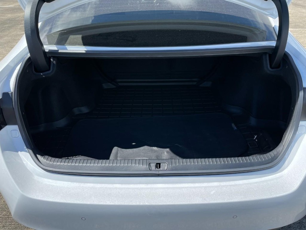 Lexus RC Vehicle Full-screen Gallery Image 9