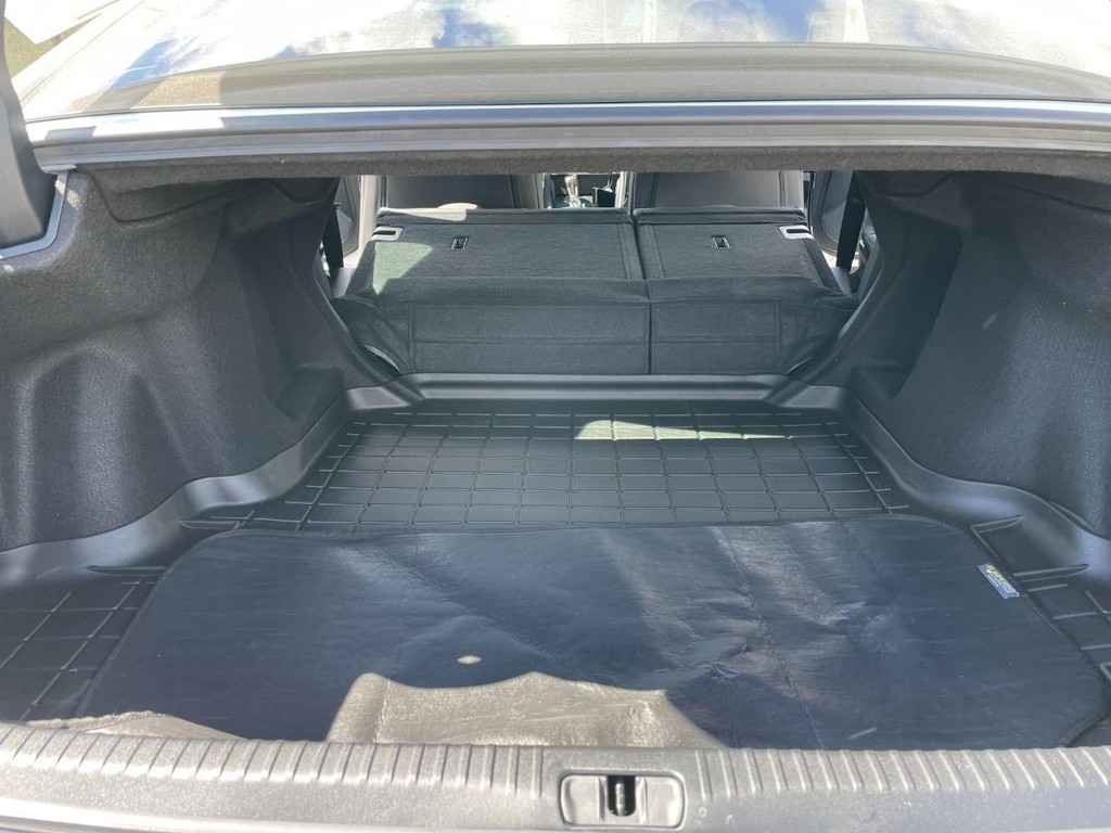 Lexus RC Vehicle Full-screen Gallery Image 10