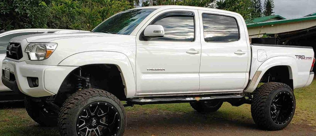 Toyota Tacoma Vehicle Full-screen Gallery Image 2
