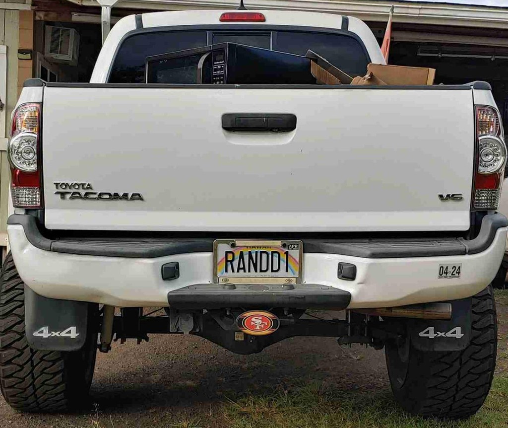 Toyota Tacoma Vehicle Full-screen Gallery Image 3