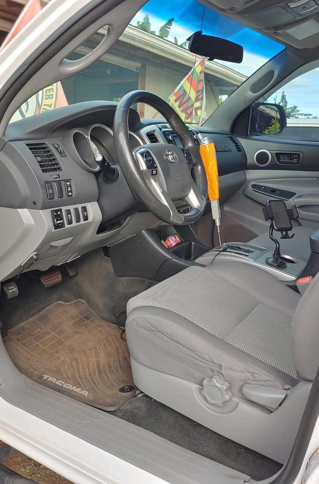 Toyota Tacoma Vehicle Full-screen Gallery Image 4