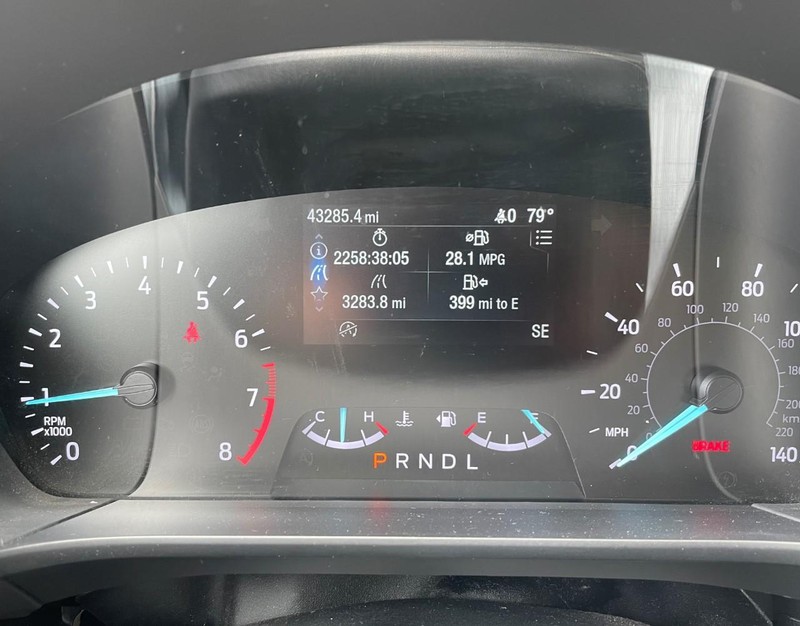 Ford Escape Vehicle Full-screen Gallery Image 05