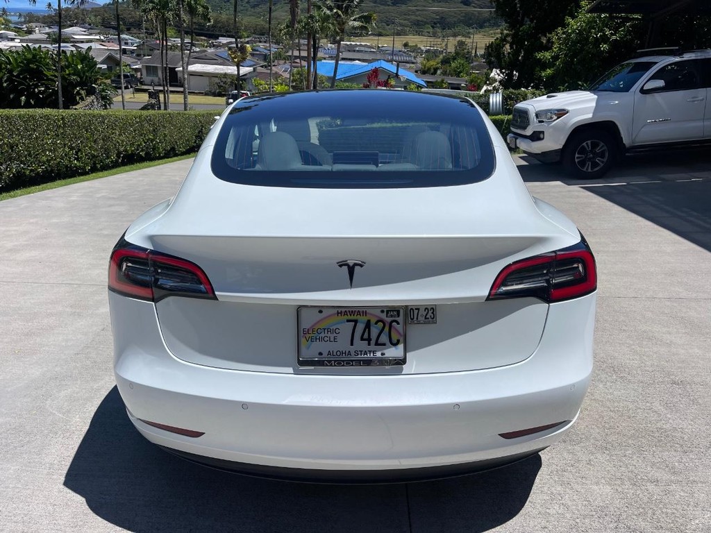 Tesla Model 3 Vehicle Full-screen Gallery Image 4