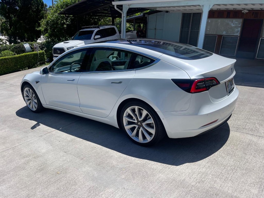 Tesla Model 3 Vehicle Full-screen Gallery Image 5