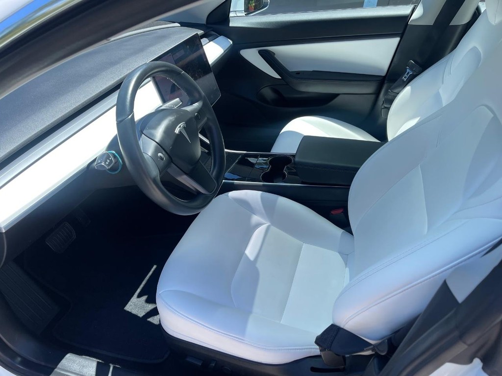 Tesla Model 3 Vehicle Full-screen Gallery Image 6