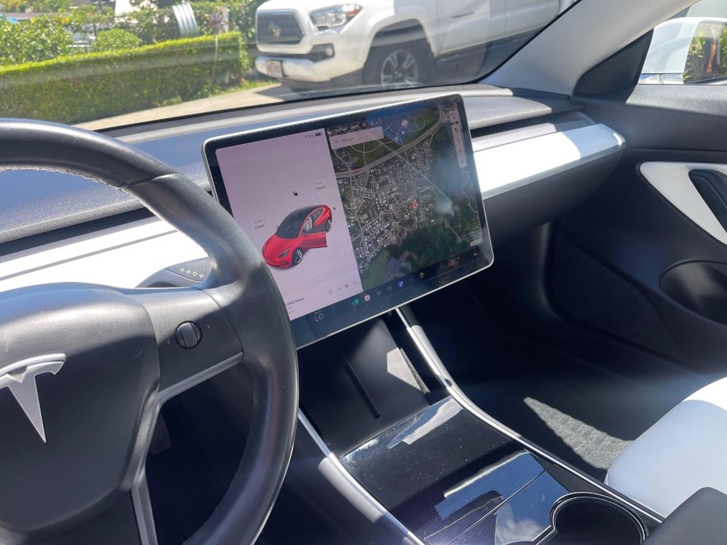 Tesla Model 3 Vehicle Full-screen Gallery Image 7