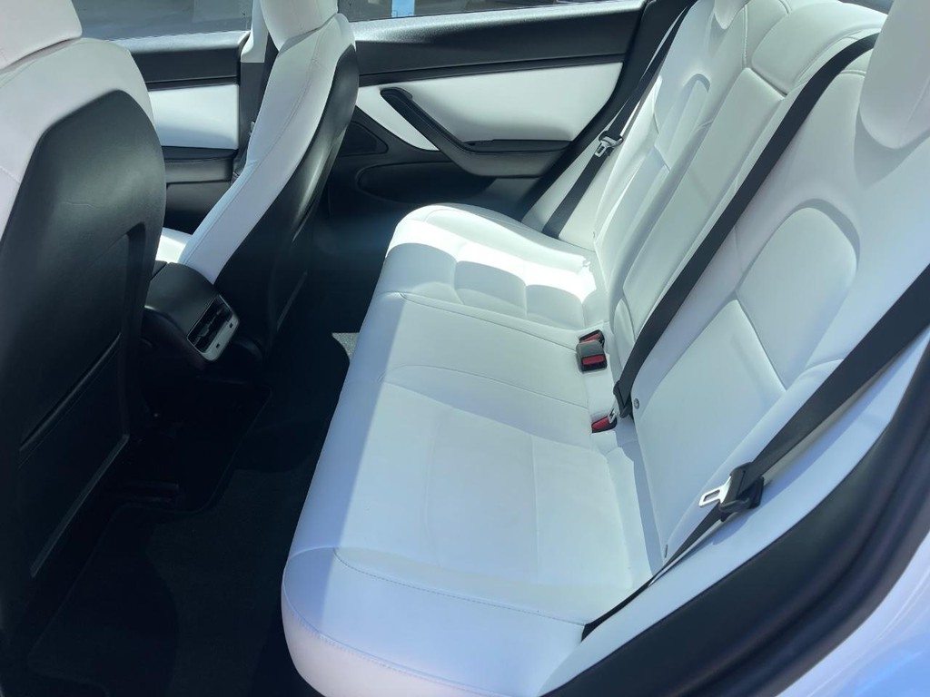 Tesla Model 3 Vehicle Full-screen Gallery Image 8