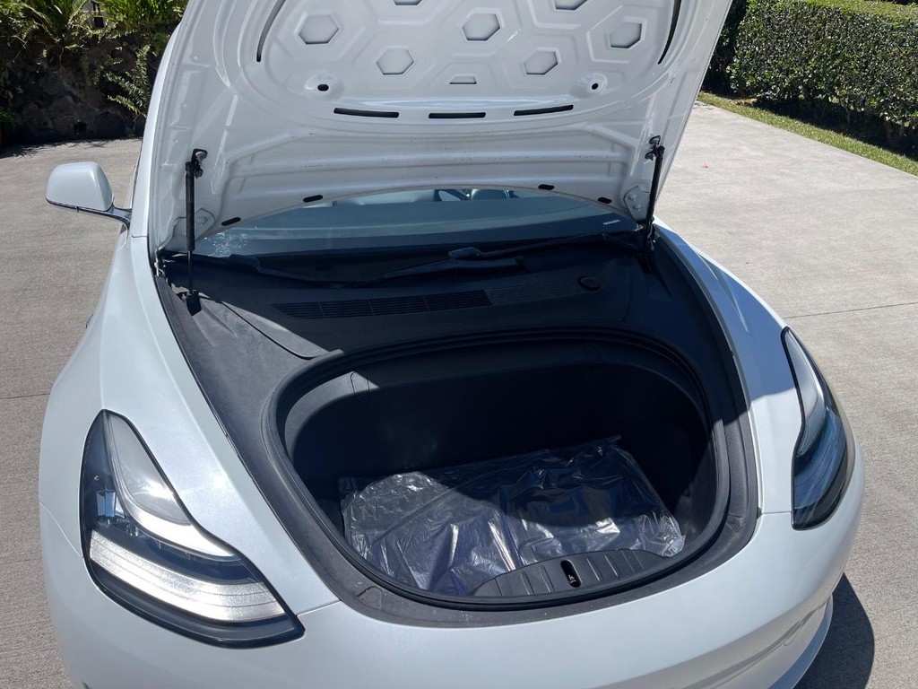 Tesla Model 3 Vehicle Full-screen Gallery Image 9