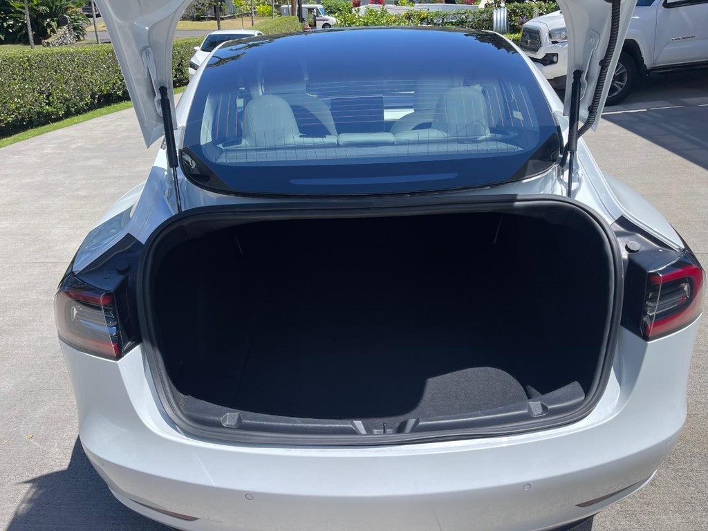 Tesla Model 3 Vehicle Full-screen Gallery Image 10