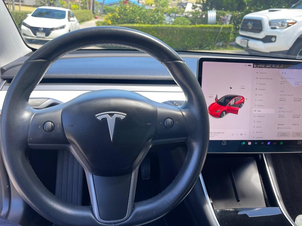 Tesla Model 3 Vehicle Full-screen Gallery Image 13