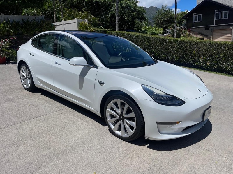 Tesla Model 3 Vehicle Full-screen Gallery Image 2