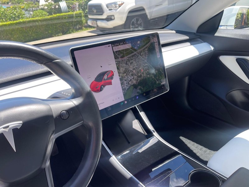 Tesla Model 3 Vehicle Full-screen Gallery Image 7