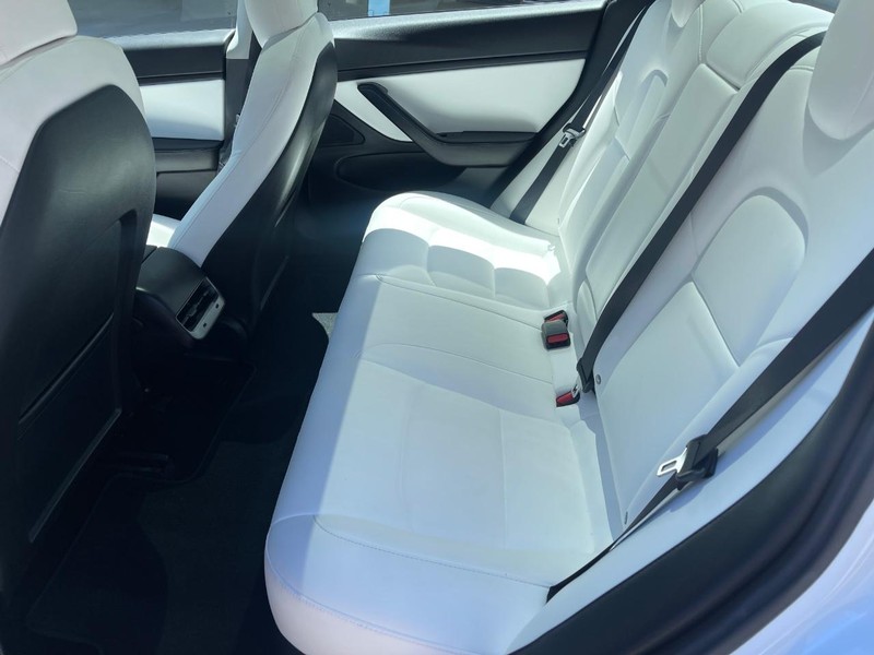Tesla Model 3 Vehicle Full-screen Gallery Image 8
