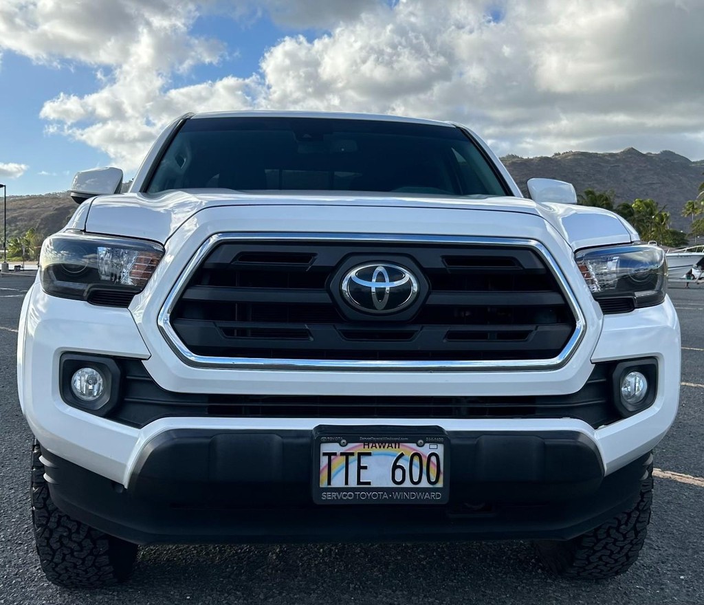 Toyota Tacoma 2WD Vehicle Full-screen Gallery Image 2