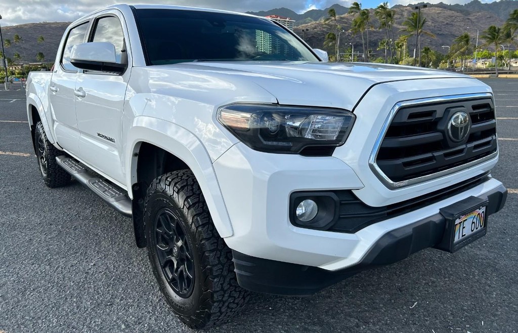 Toyota Tacoma 2WD Vehicle Full-screen Gallery Image 3