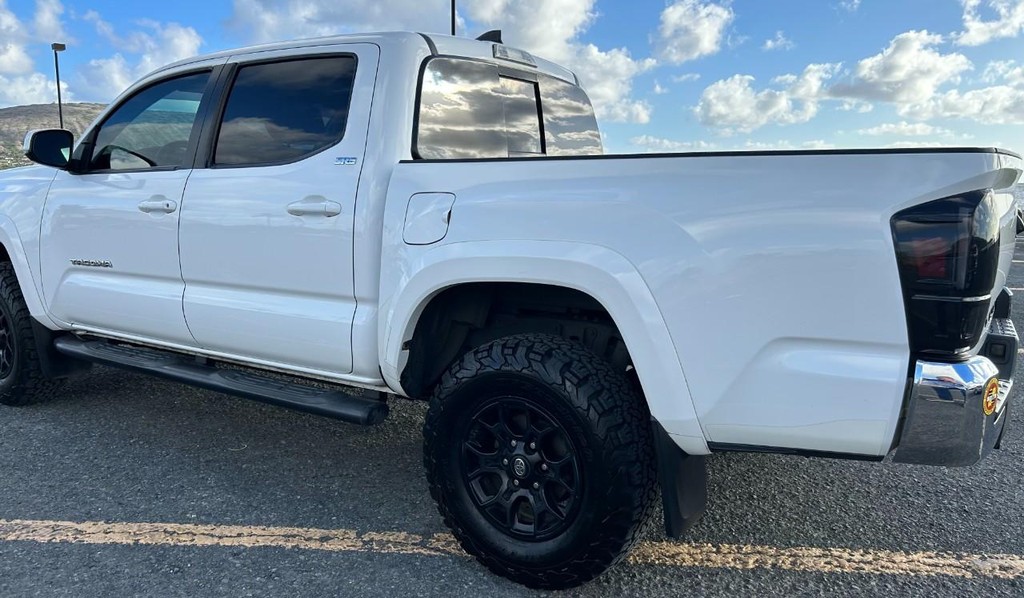 Toyota Tacoma 2WD Vehicle Full-screen Gallery Image 4