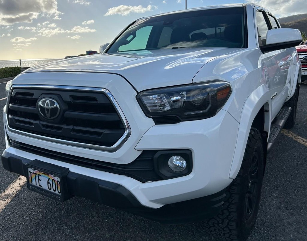 Toyota Tacoma 2WD Vehicle Full-screen Gallery Image 5