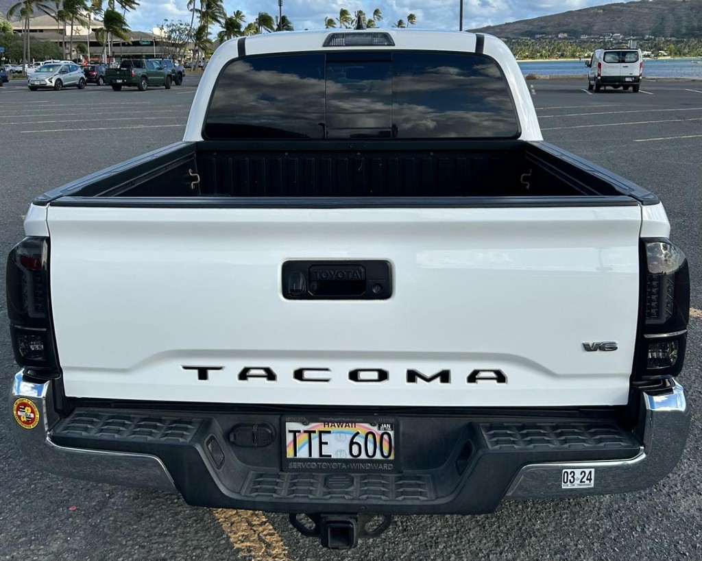 Toyota Tacoma 2WD Vehicle Full-screen Gallery Image 9