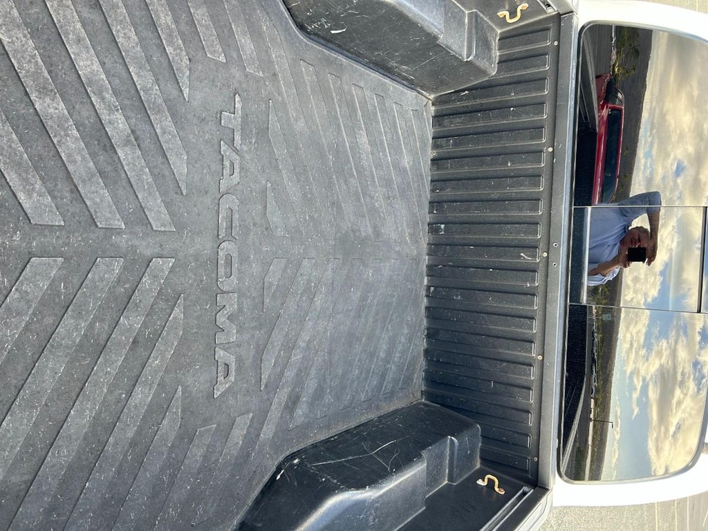 Toyota Tacoma 2WD Vehicle Full-screen Gallery Image 11