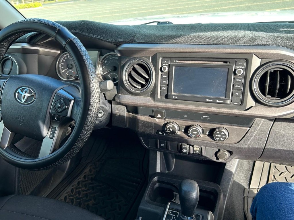 Toyota Tacoma 2WD Vehicle Full-screen Gallery Image 17