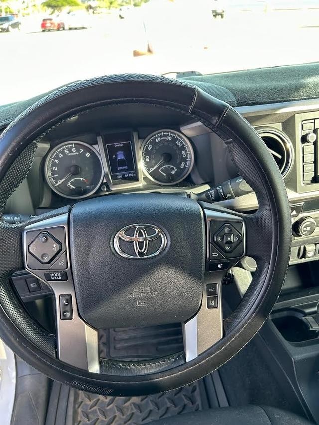 Toyota Tacoma 2WD Vehicle Full-screen Gallery Image 12