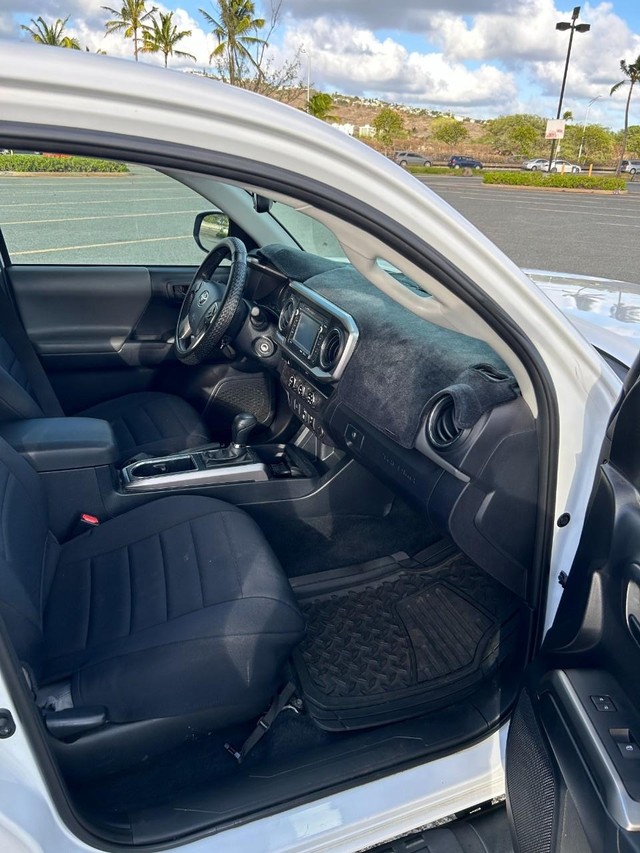 Toyota Tacoma 2WD Vehicle Full-screen Gallery Image 16