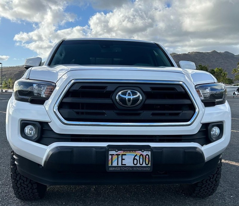 Toyota Tacoma 2WD Vehicle Full-screen Gallery Image 2