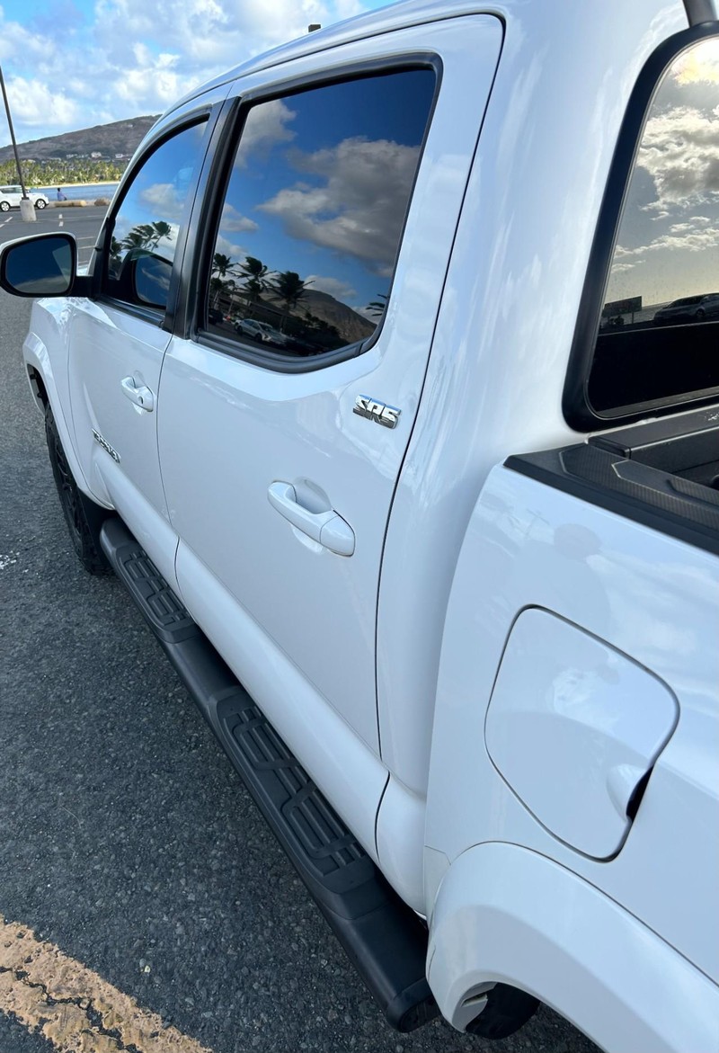 Toyota Tacoma 2WD Vehicle Full-screen Gallery Image 6