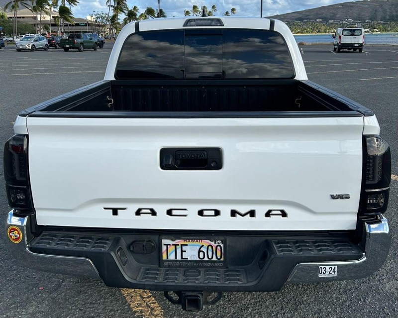 Toyota Tacoma 2WD Vehicle Full-screen Gallery Image 9