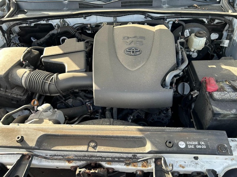 Toyota Tacoma 2WD Vehicle Full-screen Gallery Image 13