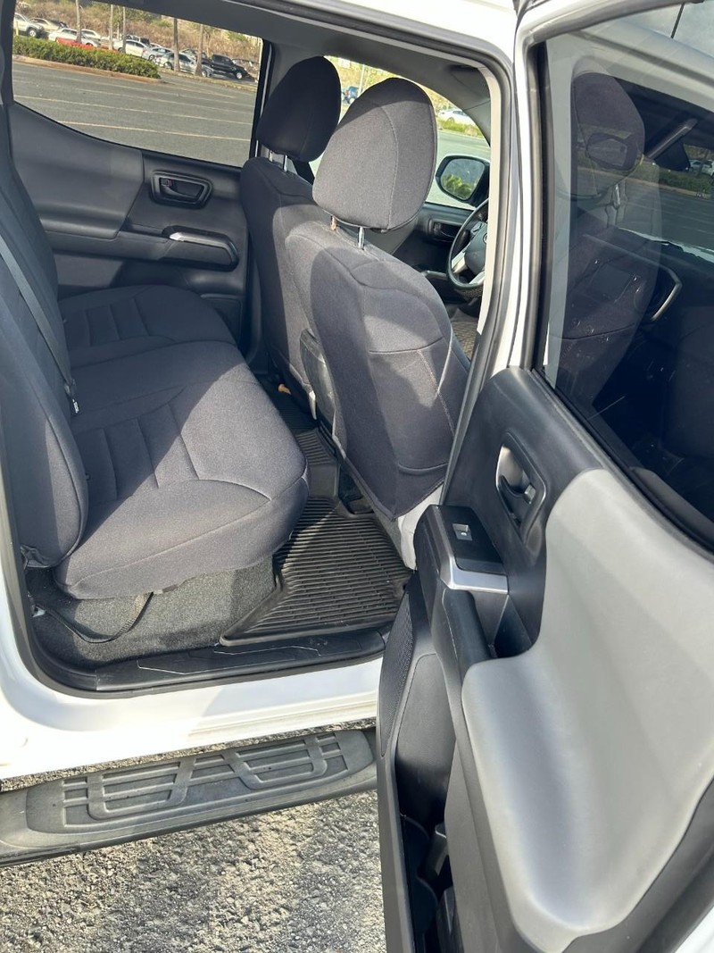 Toyota Tacoma 2WD Vehicle Full-screen Gallery Image 14