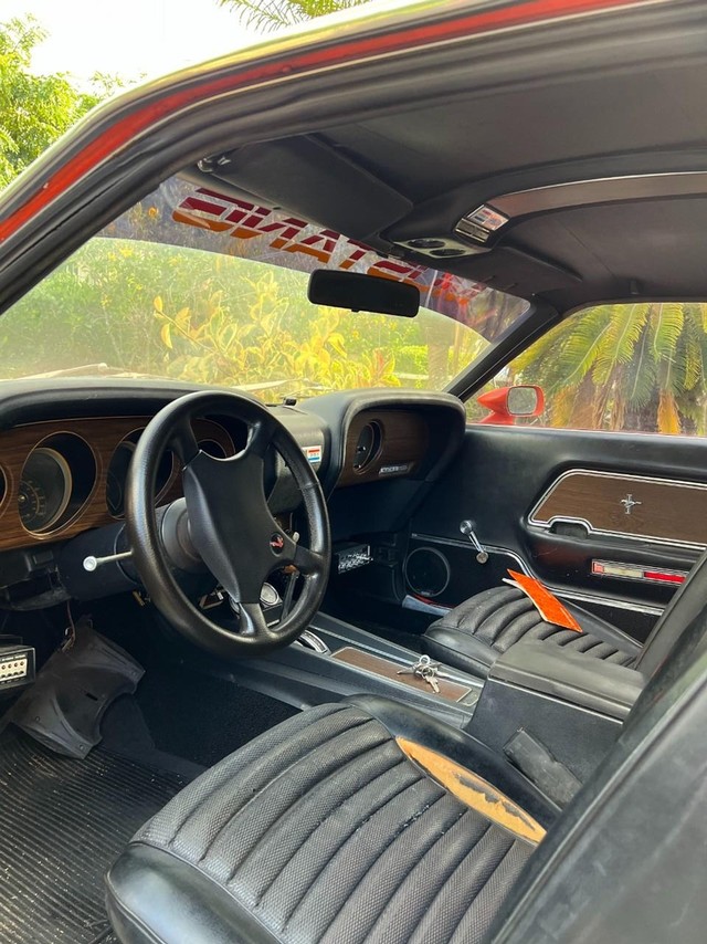 Ford Mustang Vehicle Full-screen Gallery Image 4