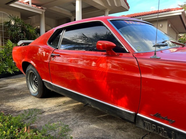 Ford Mustang Vehicle Full-screen Gallery Image 6