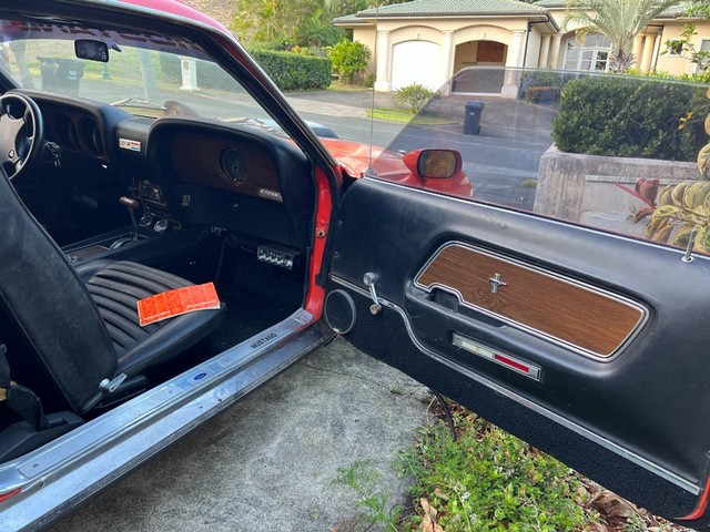 Ford Mustang Vehicle Full-screen Gallery Image 8