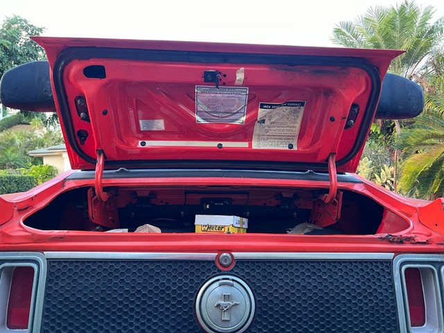 Ford Mustang Vehicle Full-screen Gallery Image 9