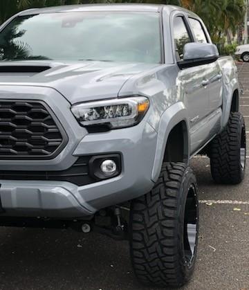 Toyota Tacoma 2WD Vehicle Full-screen Gallery Image 3