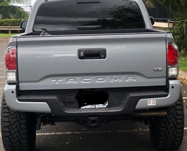 Toyota Tacoma 2WD Vehicle Full-screen Gallery Image 4