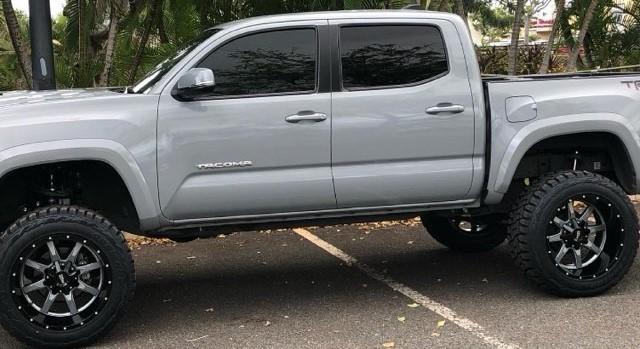Toyota Tacoma 2WD Vehicle Full-screen Gallery Image 5