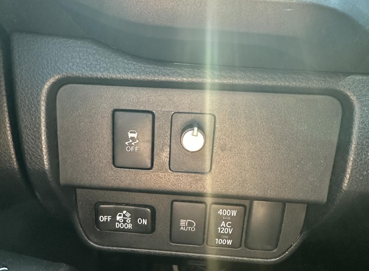 Toyota Tacoma 2WD Vehicle Full-screen Gallery Image 7