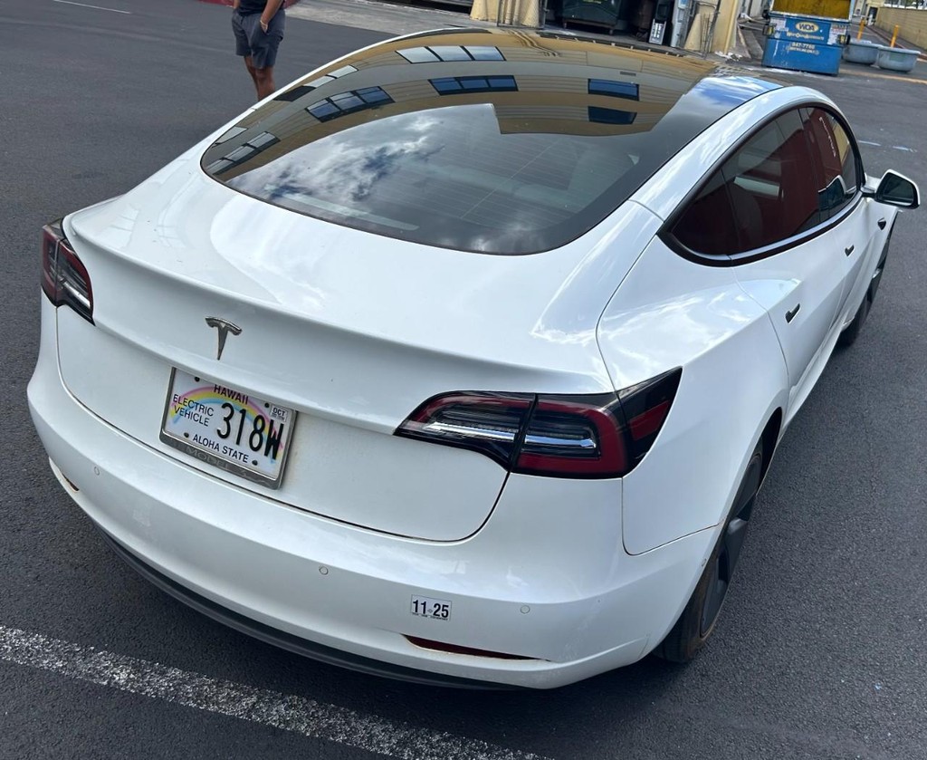 Tesla Model 3 Vehicle Full-screen Gallery Image 6